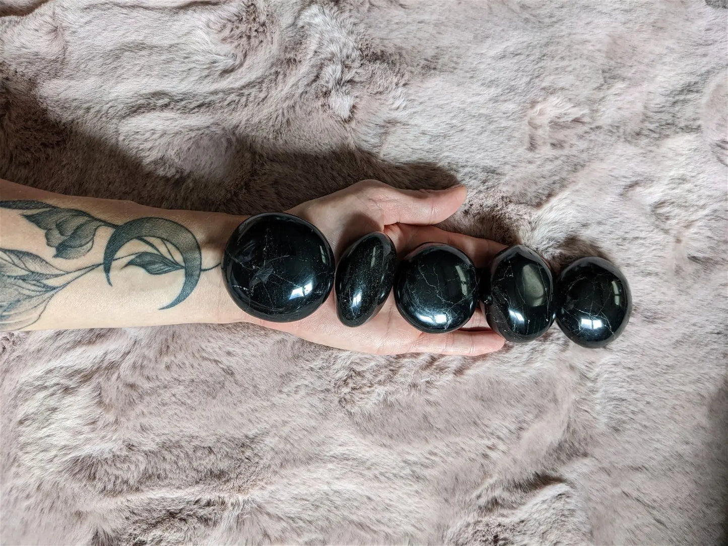 Un galet de tourmaline noire - Aurore Lune