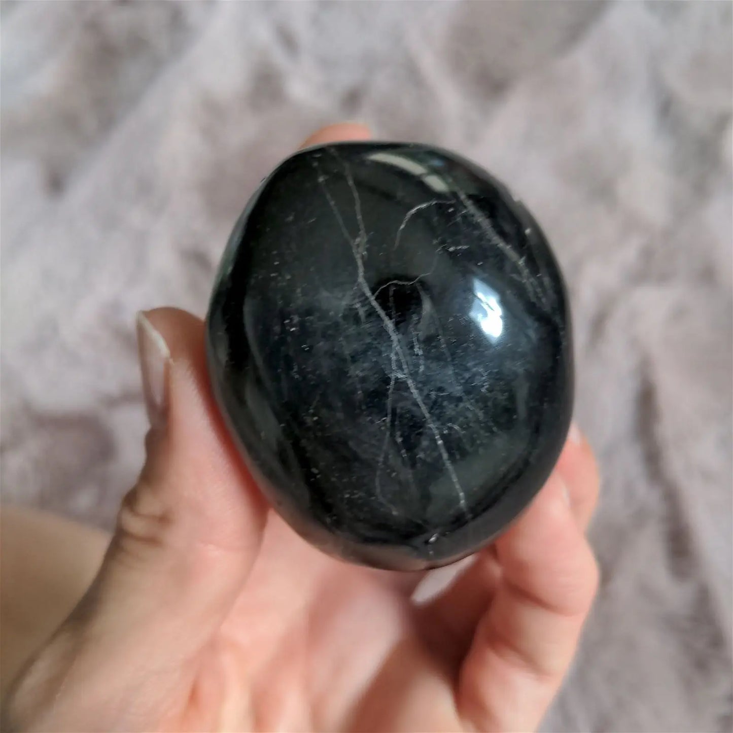 Un galet de tourmaline noire - Aurore Lune