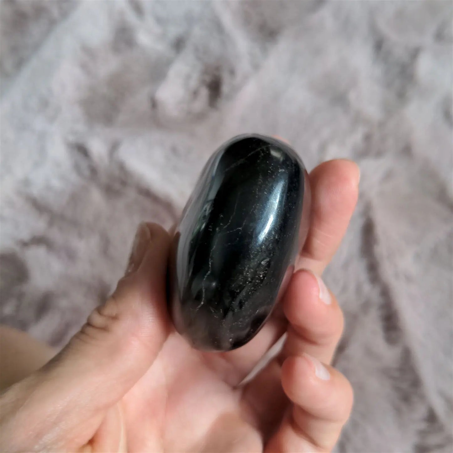 Un galet de tourmaline noire - Aurore Lune
