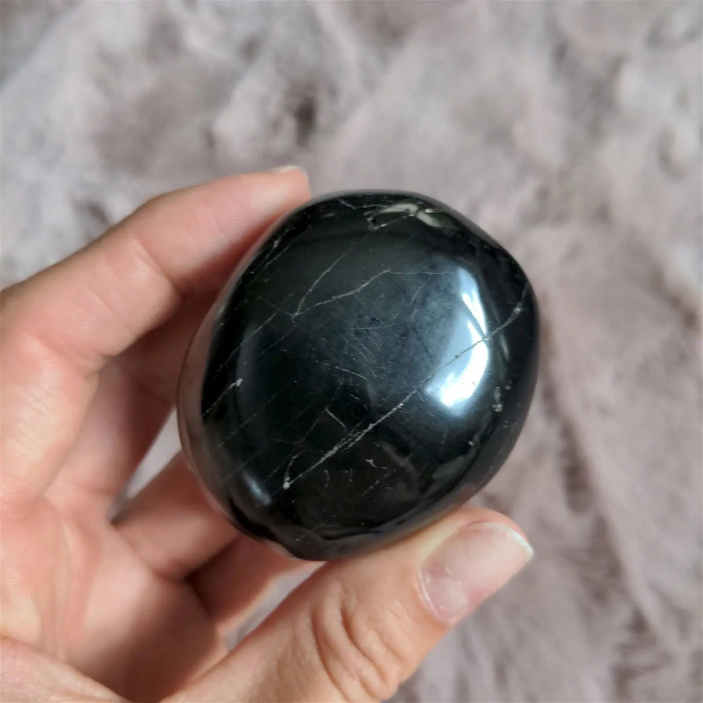 Un galet de tourmaline noire - Aurore Lune