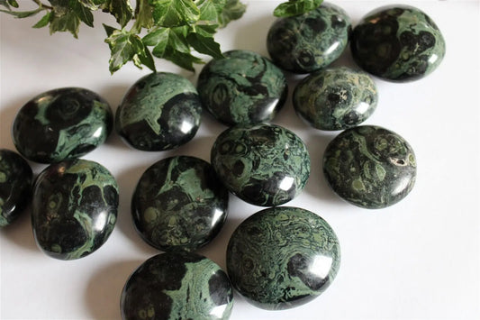 Un gros galet de " jaspe" kambaba - Aurore Lune