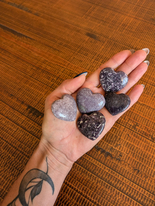 Un petit coeur en lépidolite - Aurore Lune