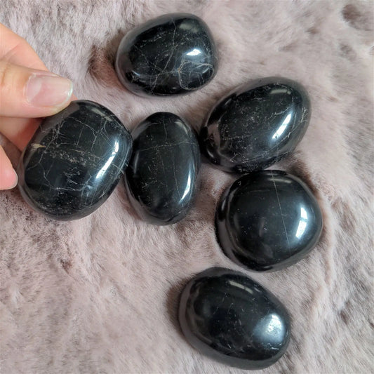 Une grosse pierre roulée en tourmaline noire - Aurore Lune