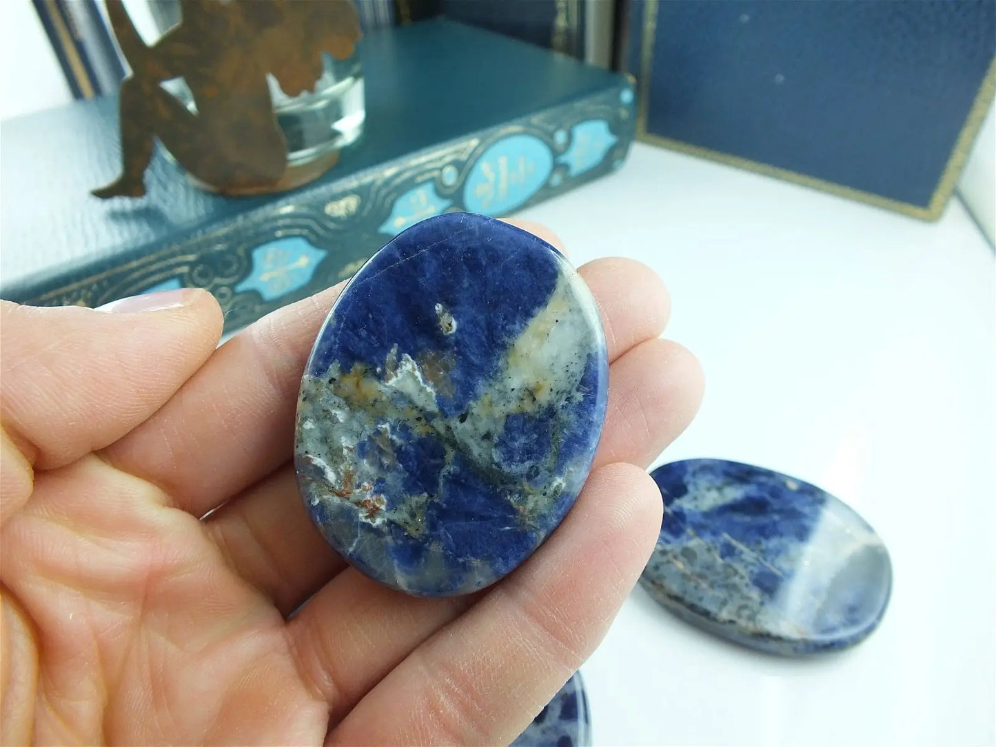 Une pierre plate en sodalite - Aurore Lune