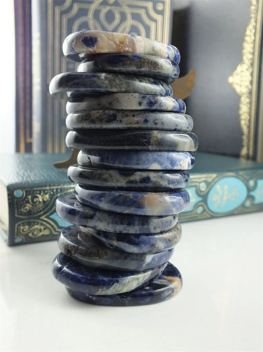 Une pierre plate en sodalite - Aurore Lune