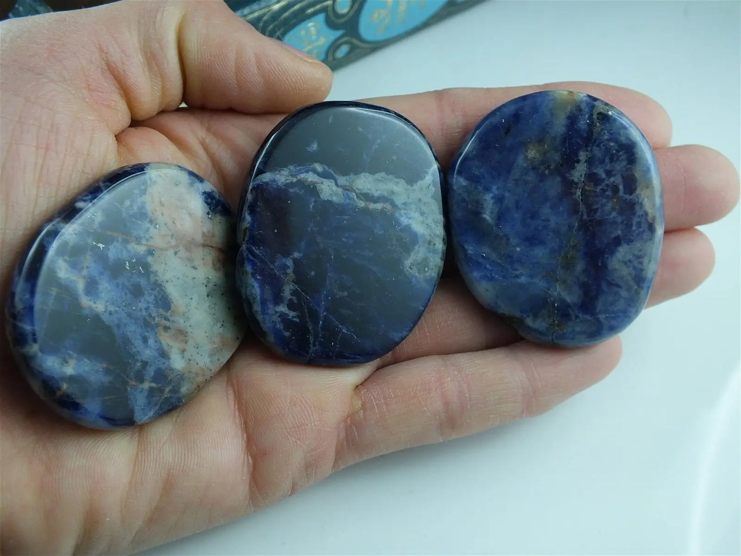Une pierre plate en sodalite - Aurore Lune