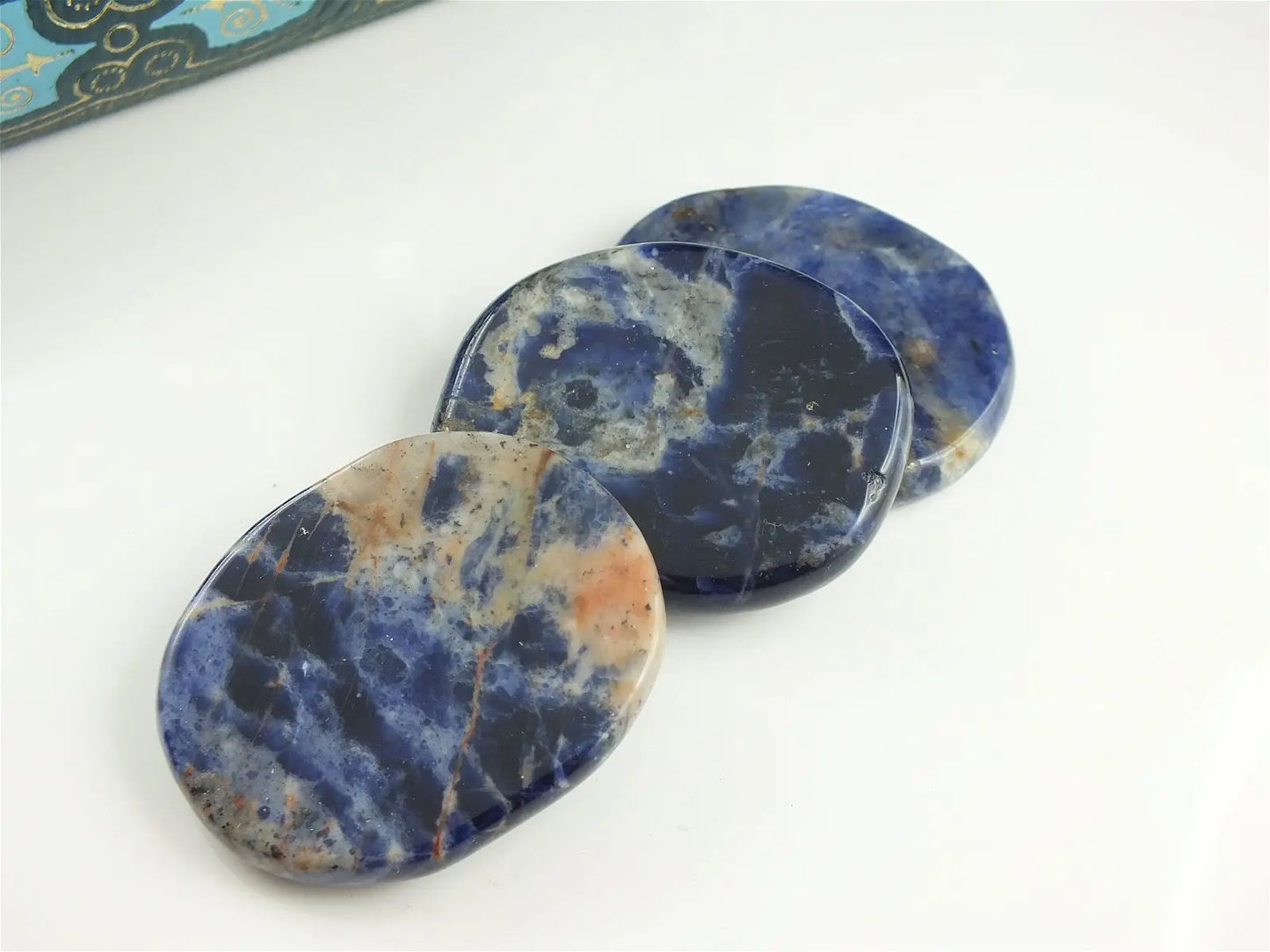 Une pierre plate en sodalite - Aurore Lune