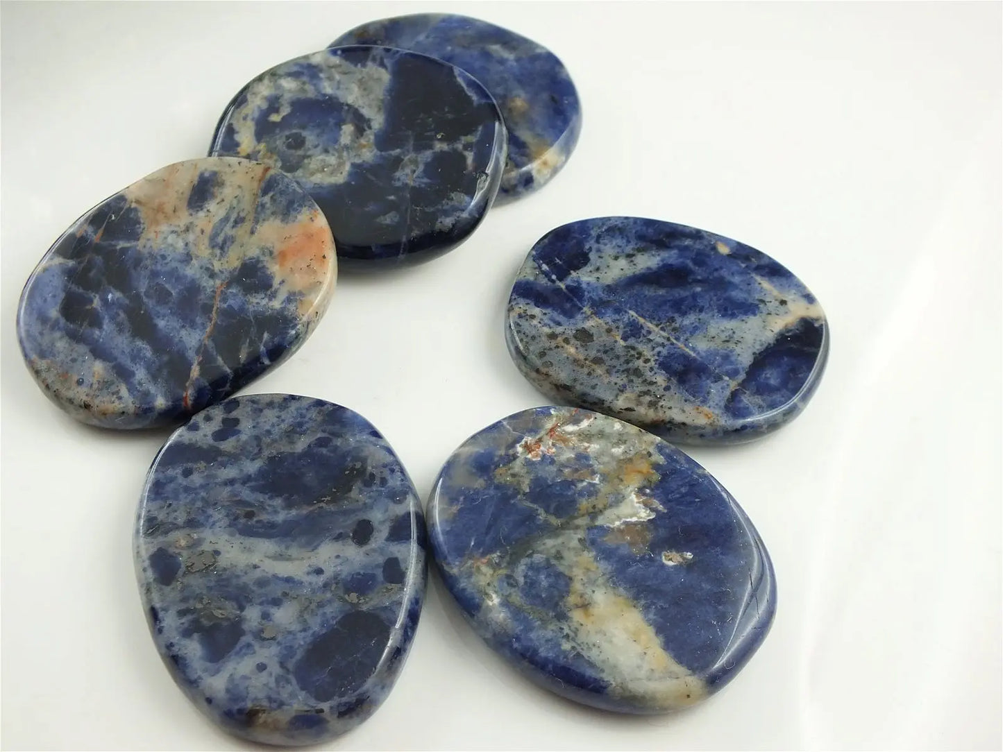 Une pierre plate en sodalite - Aurore Lune