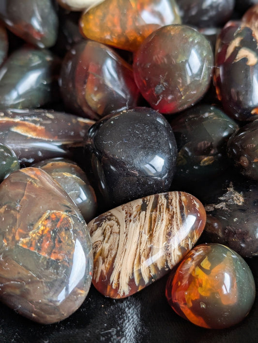 Une pierre roulée en ambre bleu - Aurore Lune