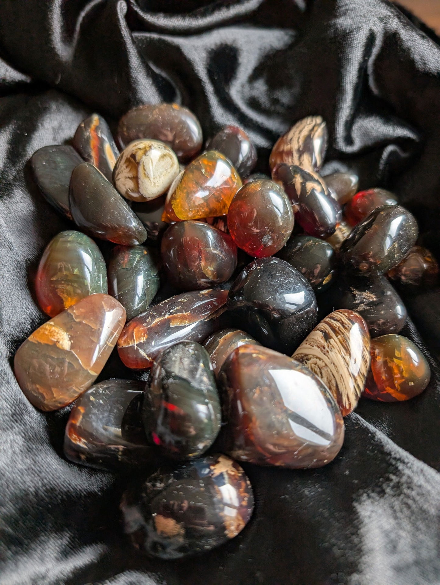 Une pierre roulée en ambre bleu - Aurore Lune