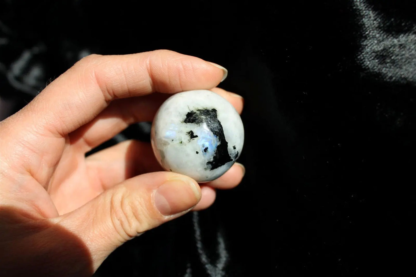 1 sphère labradorite blanche / pierre de lune arc en ciel 3.45 cm - Aurore Lune