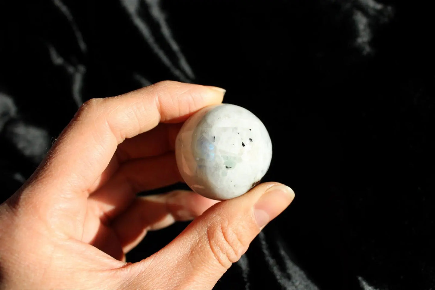 1 sphère labradorite blanche / pierre de lune arc en ciel 3.45 cm - Aurore Lune