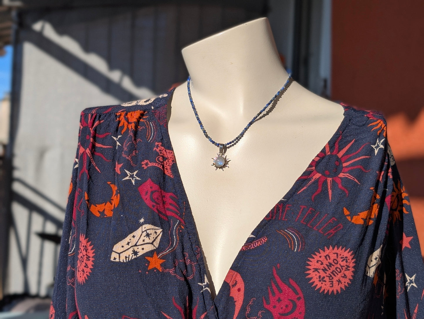 Collier avec labradorite blanche pierre de lune arc-en-ciel et lapis lazuli