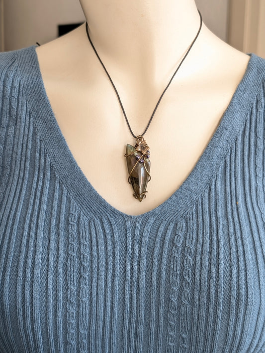 Collier wirewrap en labradorite