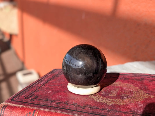 Sphère en obsidienne oeil céleste 104 grammes 4.3 cm avec socle