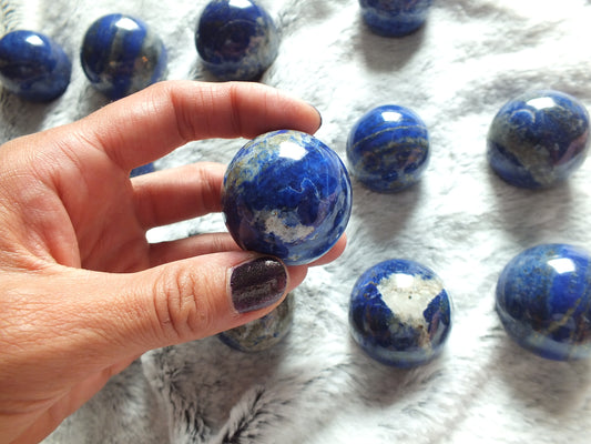 Sphère en lapis lazuli couleur vibrante