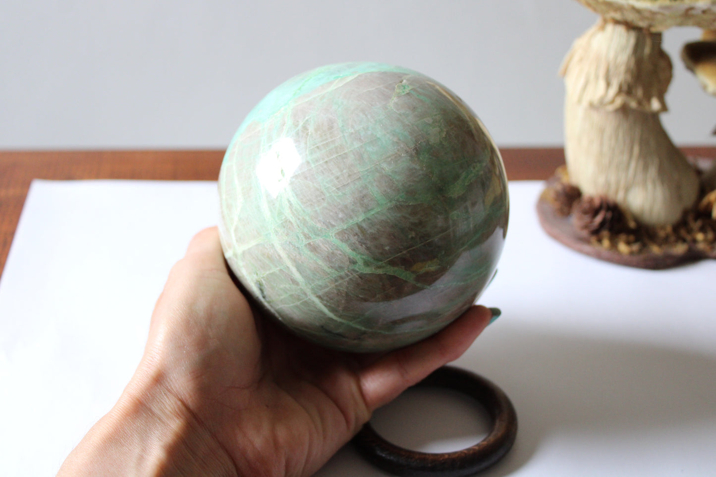 Grosse sphère de feldspath avec  garniérite pierre de lune verte 11 cm