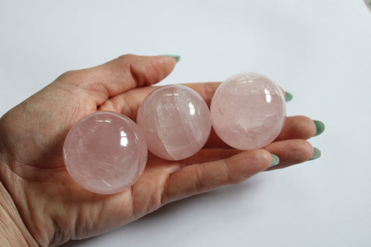 Sphère de quartz rose 4.5 cm environ - 3 en stock