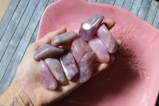 1 pierre roulée en quartz rose lavande