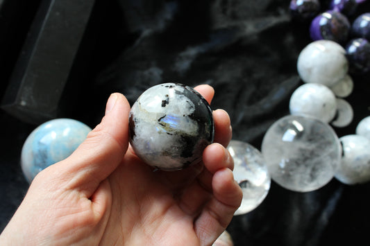1 sphère labradorite blanche / pierre de lune arc en ciel