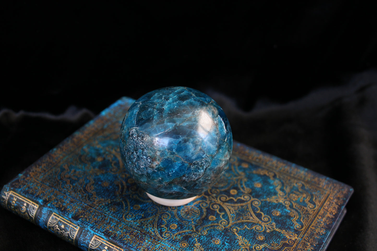 Sphère en apatite bleue avec socle 7 cm