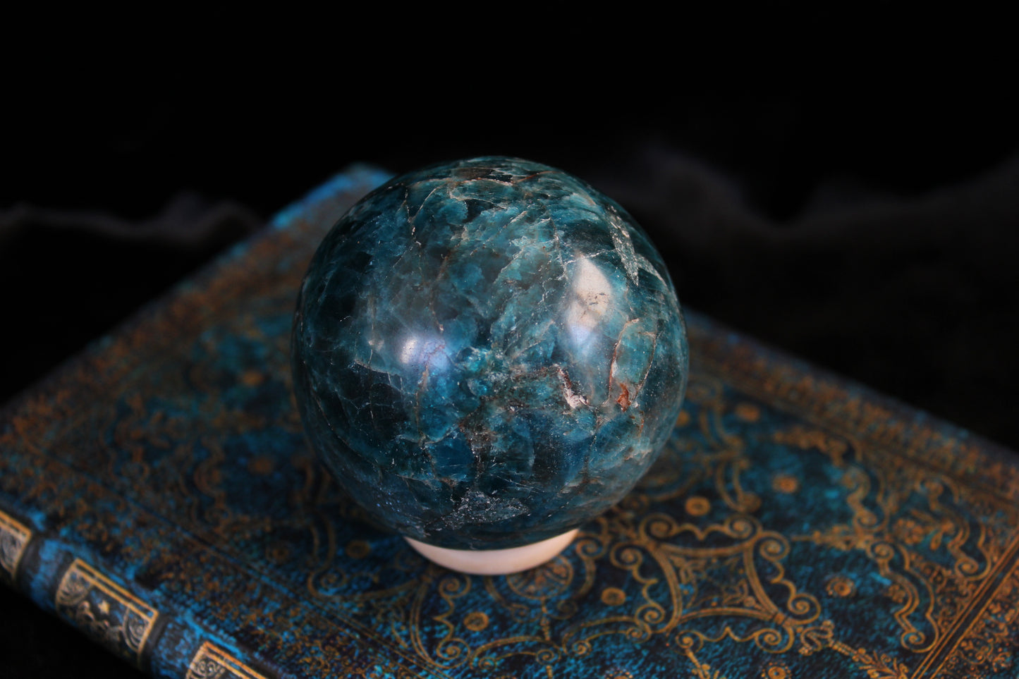 Sphère en apatite bleue avec socle 7 cm