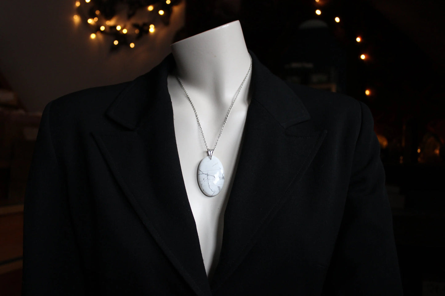 Collier avec howlite ovale - Aurore Lune