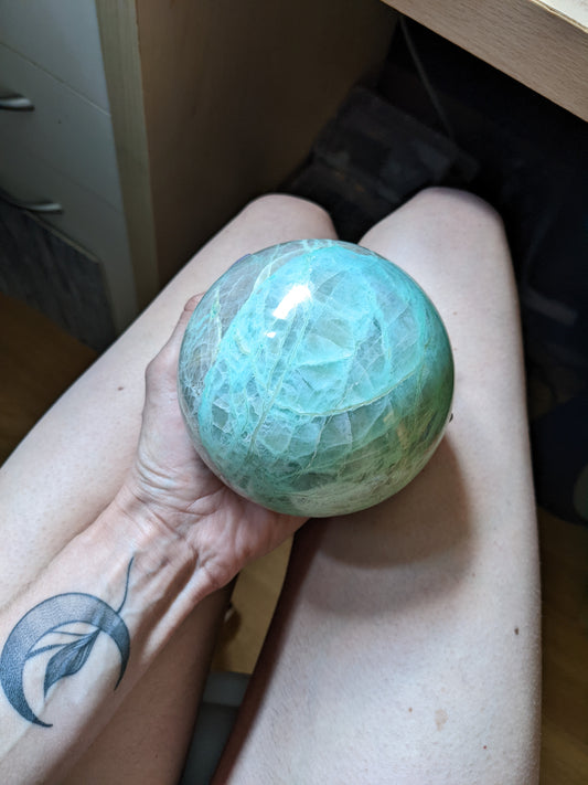 Grosse sphère de feldspath avec  garniérite pierre de lune verte 11 cm