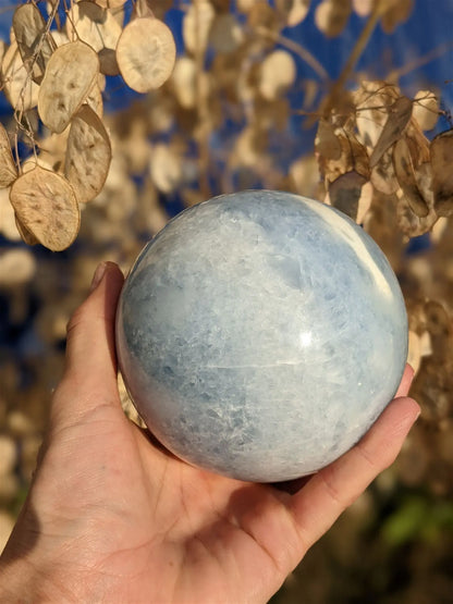 Sphère de calcite bleue à poser 1.682 kg / 10 cm - Aurore Lune 