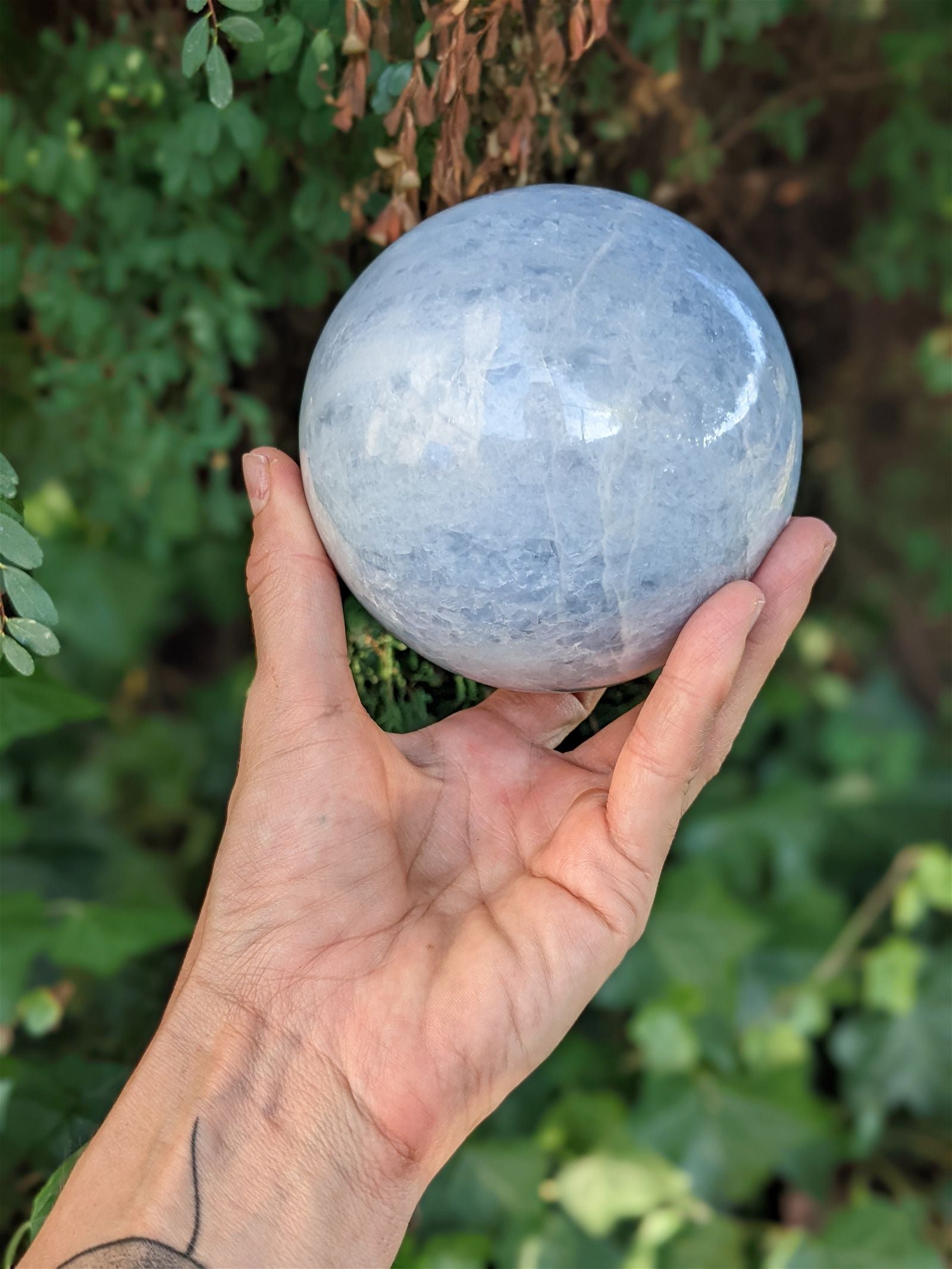 Sphère de calcite bleue à poser 1.682 kg / 10 cm - Aurore Lune 