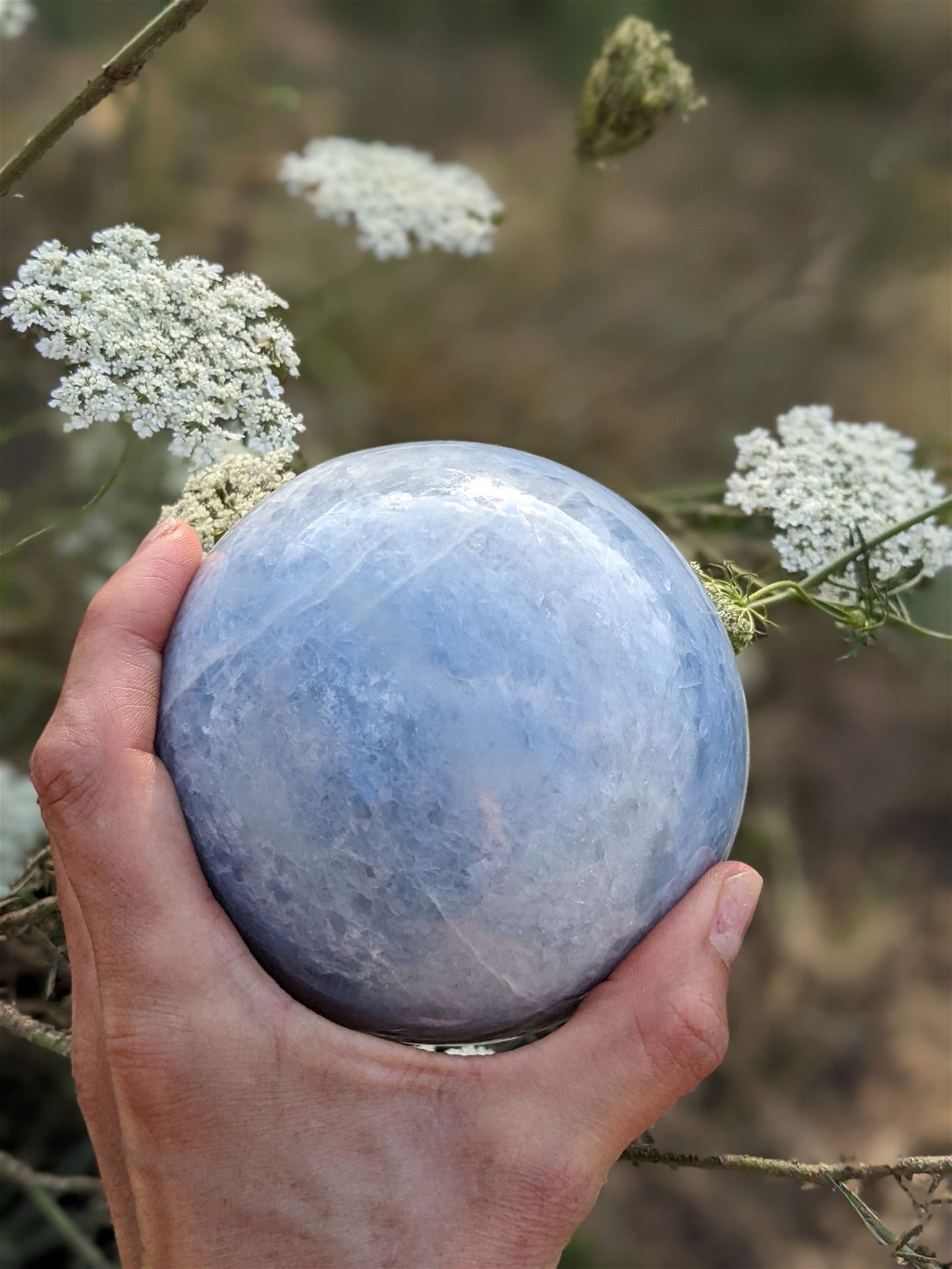 Sphère de calcite bleue à poser 1.682 kg / 10 cm - Aurore Lune 