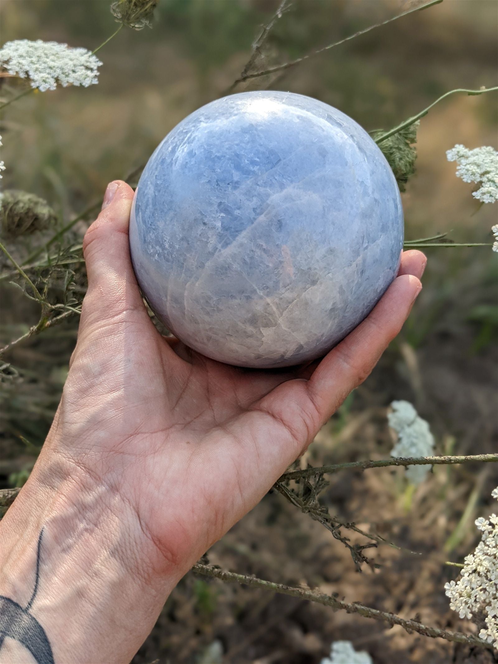 Sphère de calcite bleue à poser 1.682 kg / 10 cm - Aurore Lune 