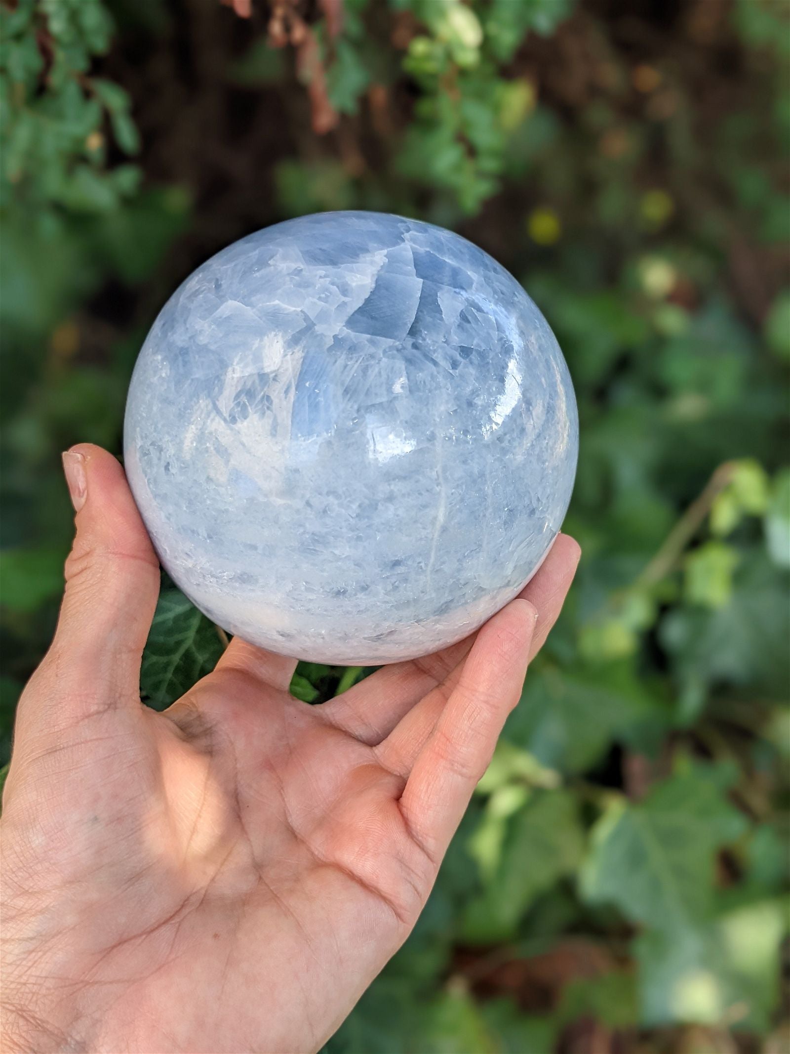 Sphère de calcite bleue à poser 1.682 kg / 10 cm - Aurore Lune 