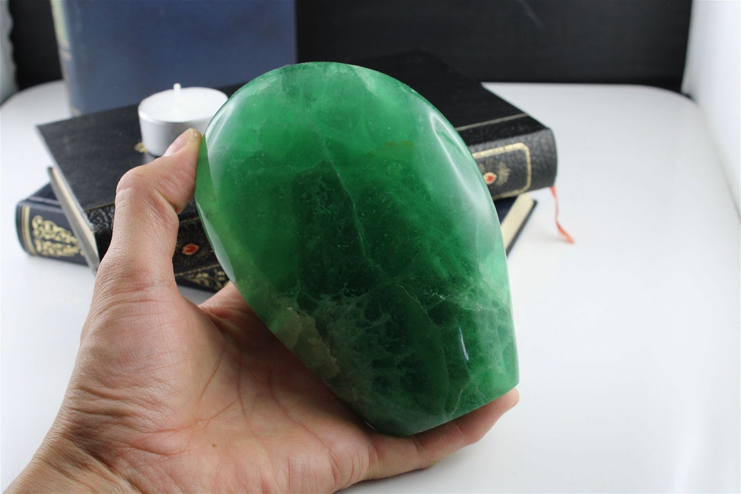 1 Grande fluorite à poser  1.084 kg MADAGASCAR - Aurore Lune 