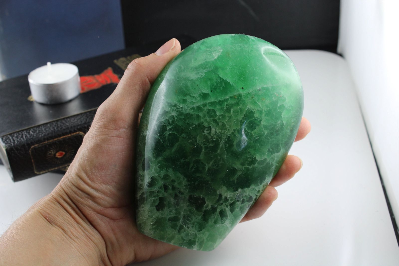 1 Grande fluorite à poser  1.084 kg MADAGASCAR - Aurore Lune 