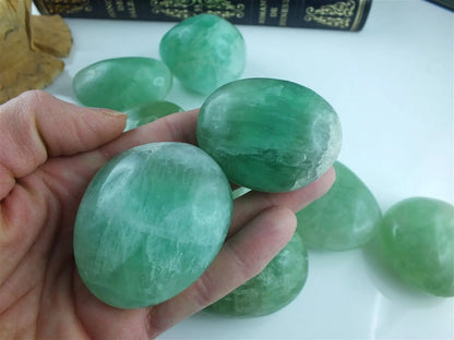 1 Gros galet en fluorite verte  COLIS - Aurore Lune 