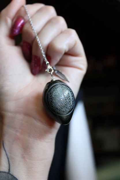 1 Pendule en obsidienne dorée gravé d'une Fleur de Vie - Aurore Lune 