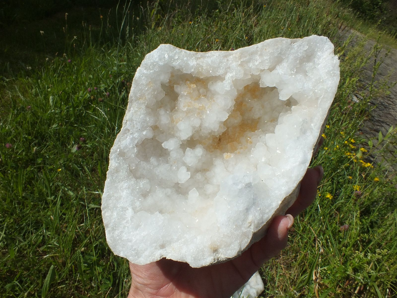 1  demi géode de cristal de roche 19x14 cm - AU CHOIX - Aurore Lune 