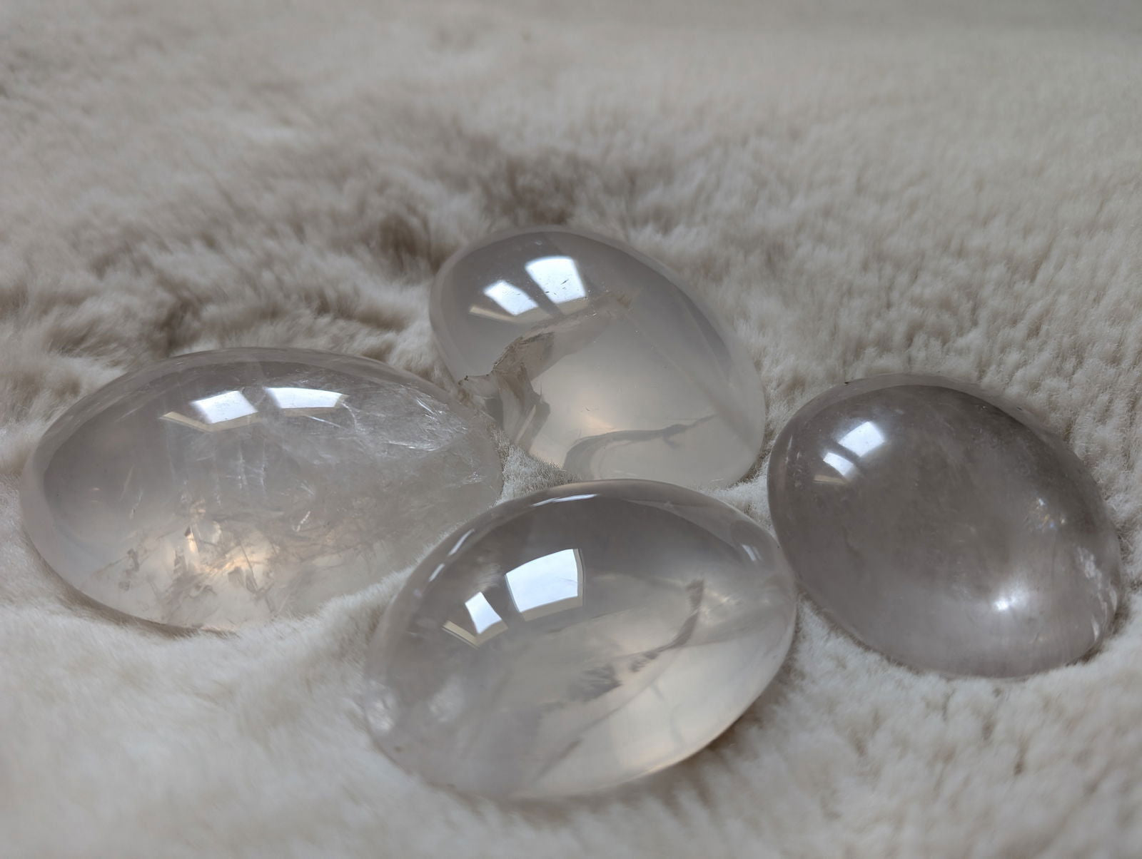 1 galet de Quartz Girasol ou Opalescent - Aurore Lune 