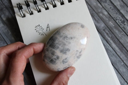 1 galet de "quartz lunaire" - feldspath - Aurore Lune 
