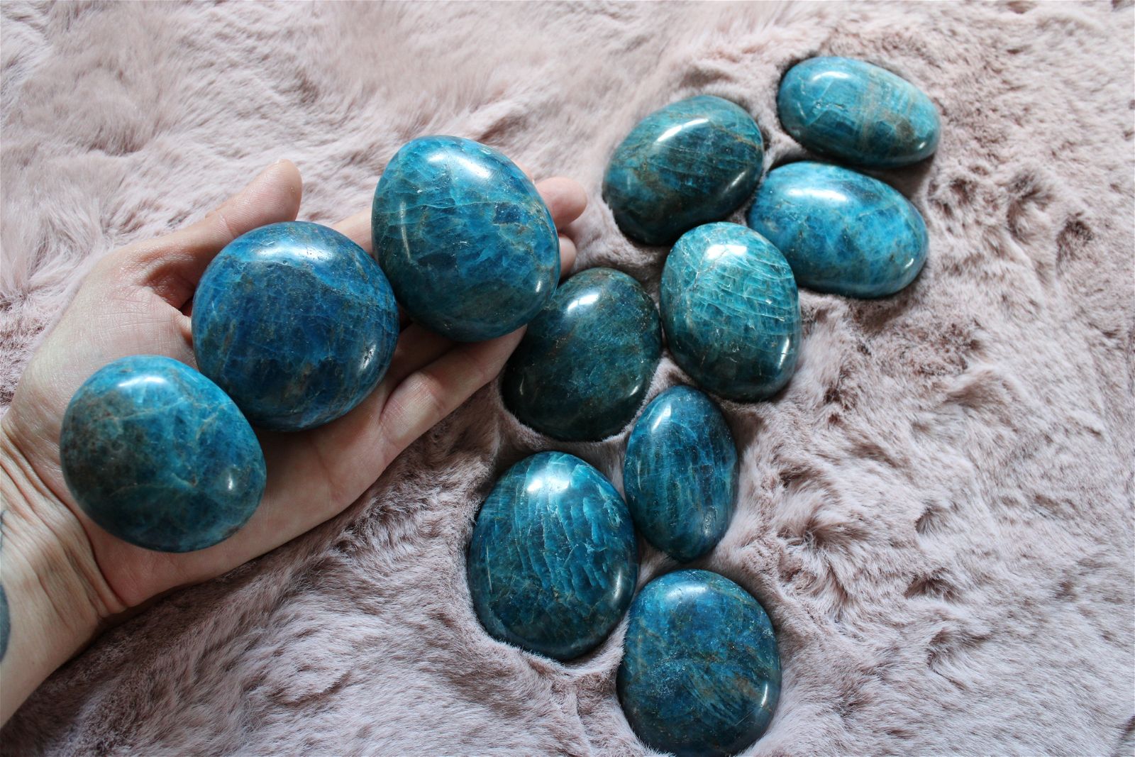 1 galet en apatite bleue Madagascar - Aurore Lune 