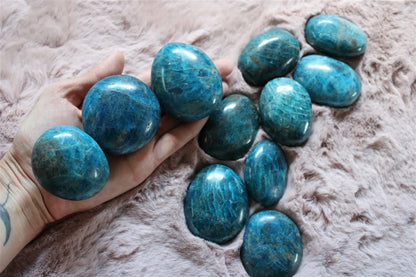 1 galet en apatite bleue Madagascar - Aurore Lune 