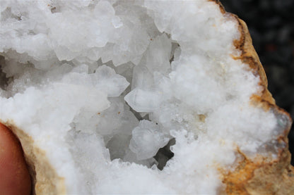 1 géode de cristal de roche complète 1.2 kilos 13 cm - Aurore Lune 