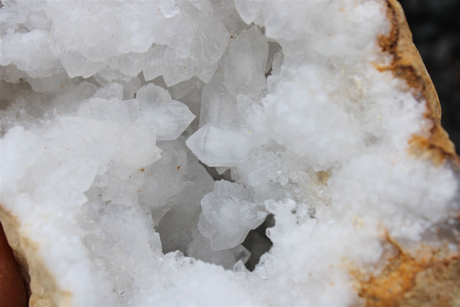 1 géode de cristal de roche complète 1.2 kilos 13 cm - Aurore Lune 
