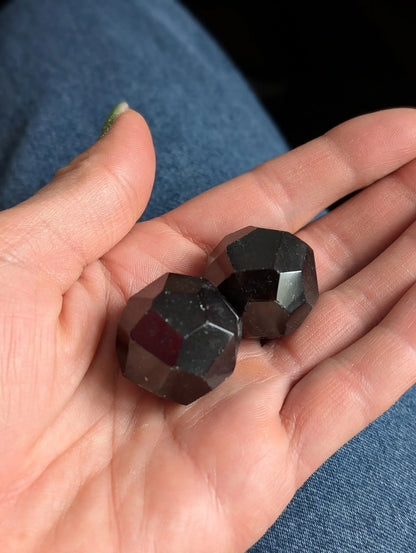 1 grenat à facettes 31 - 32 grammes environ - Aurore Lune 