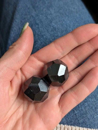 1 grenat à facettes 31 - 32 grammes environ - Aurore Lune 