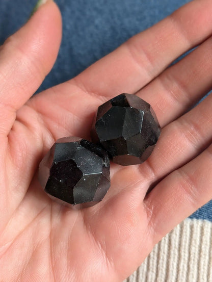 1 grenat à facettes 31 - 32 grammes environ - Aurore Lune 