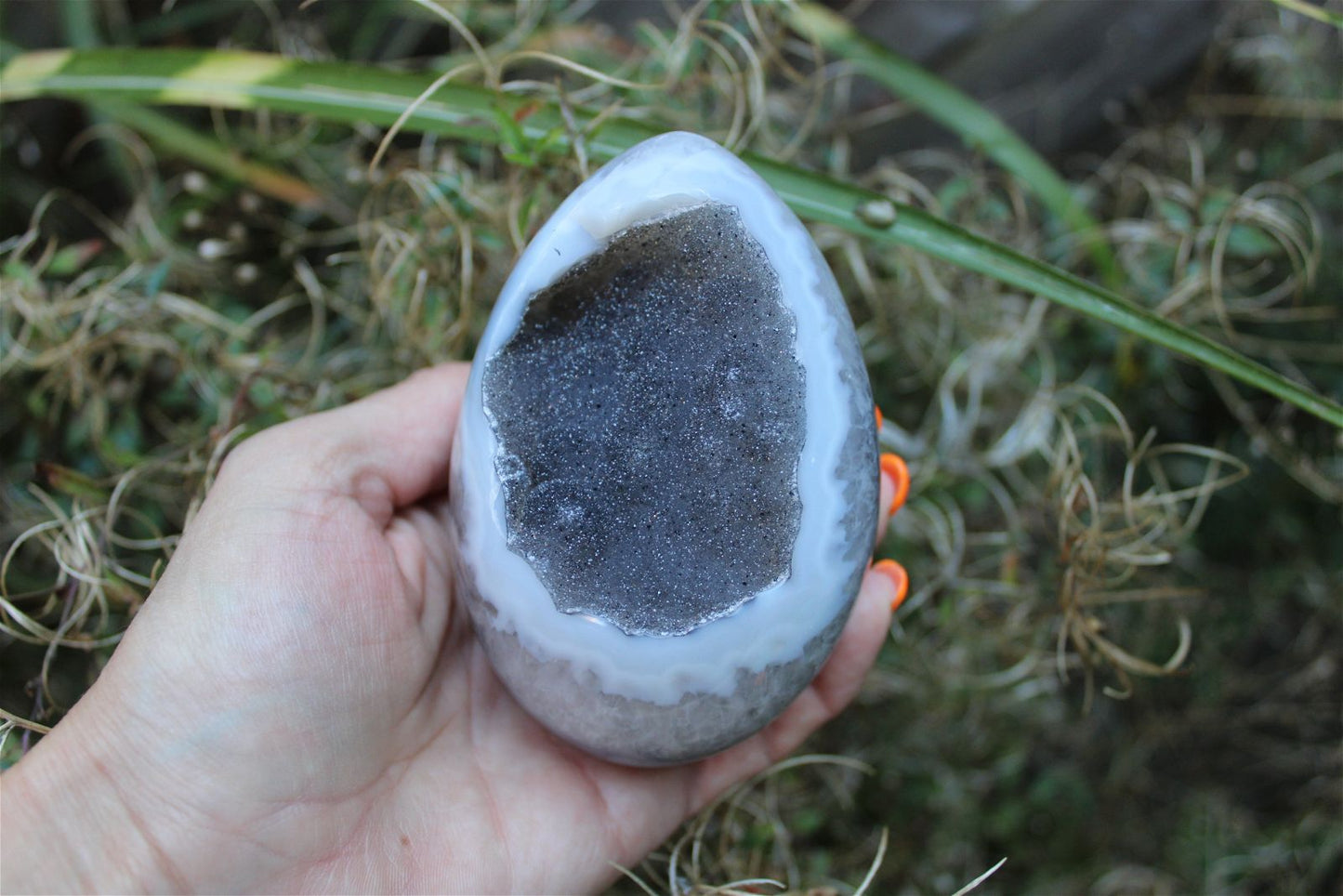 1 gros oeuf agate du Brésil à poser druse- géode 10.5 cm - 571 g. - Aurore Lune 