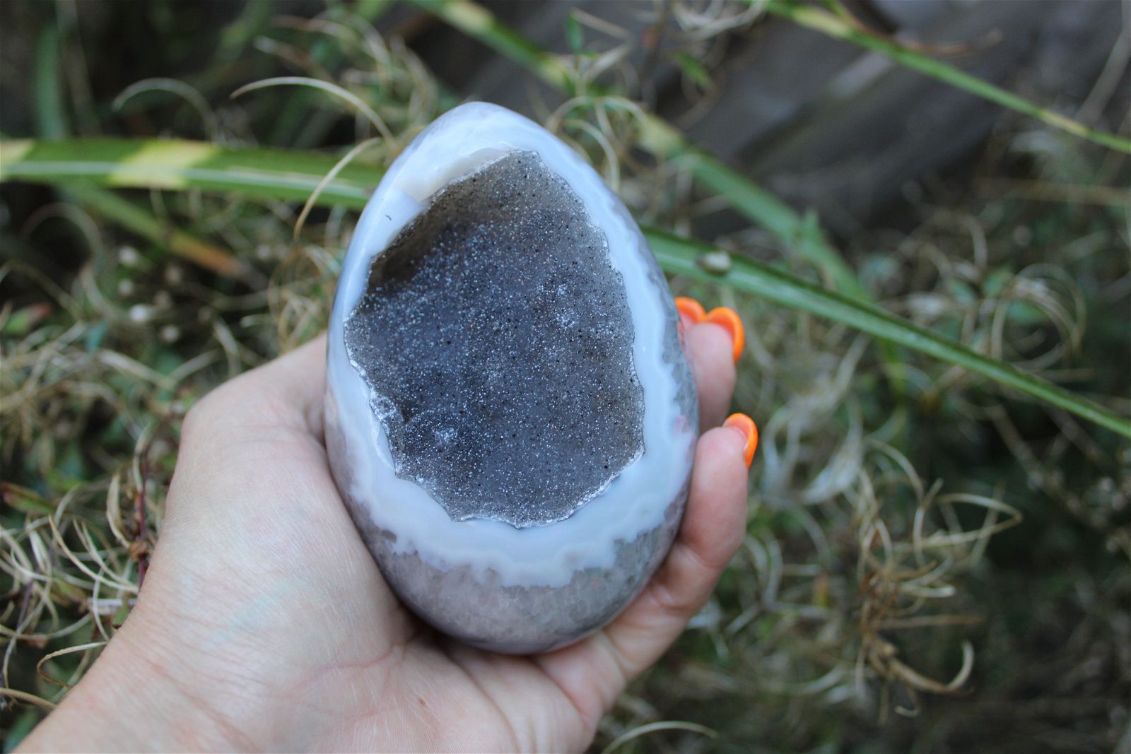 1 gros oeuf agate du Brésil à poser druse- géode 10.5 cm - 571 g. - Aurore Lune 