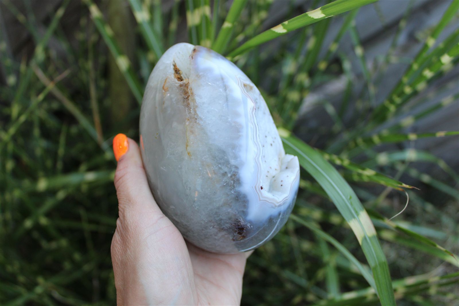1 gros oeuf agate du Brésil à poser druse- géode 14 x 9 cm - 1.077 kg. - Aurore Lune 